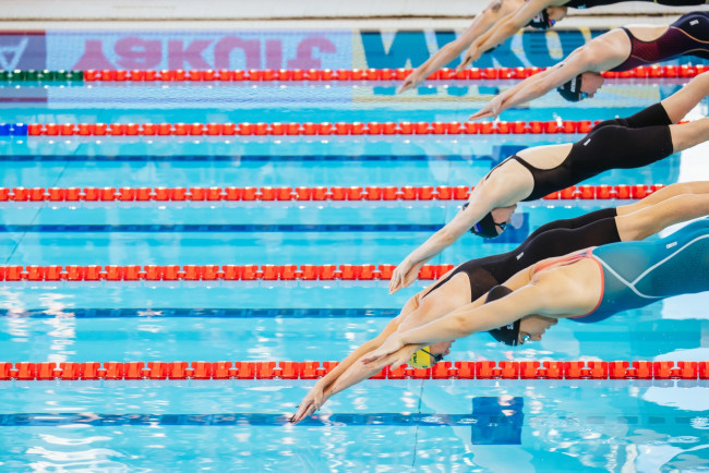 تعترف منظمة العالم المائية بروسيا وبيلاروسيا وتسمح بالأعلام والزي الرسمي والترانيم، وأوكرانا تدين القرار