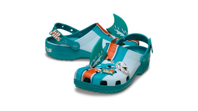 يتعاون كروكس مع اتحاد كرة القدم الأميركي لخط القباقيب الرسمية