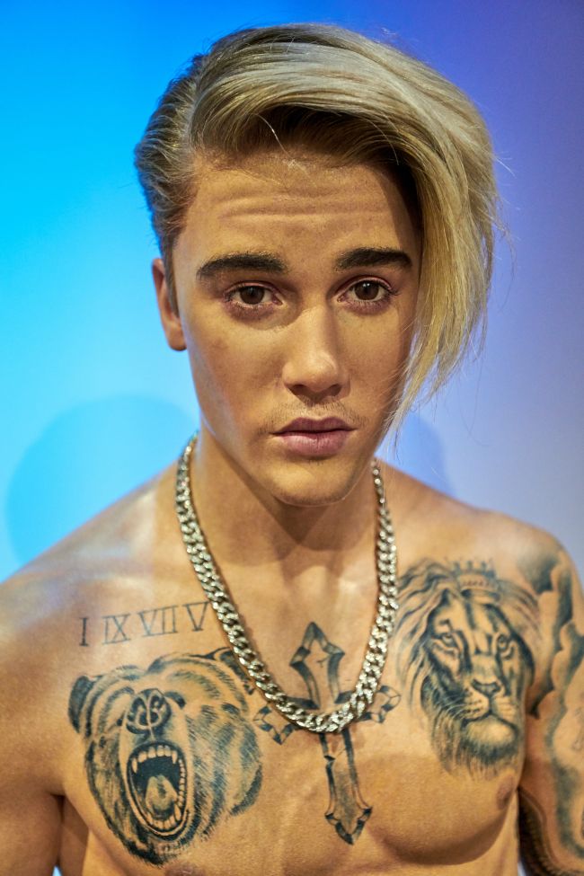 جاستن بيبر ينتحل شخصية يشق طريقه إلى مسرح لاس فيغاس