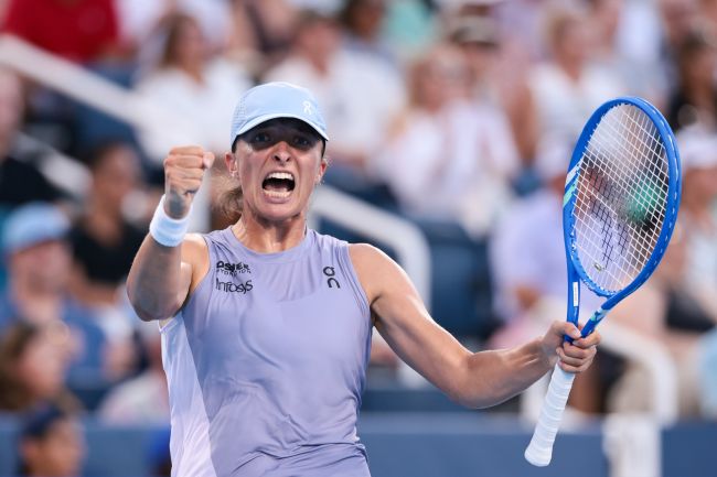 تثبت Iga Świątek أنها تستطيع الفوز على أي سطح لأنها تفوز بالتاج في سينسيناتي ضد باوليني