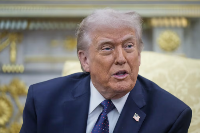 ترامب يقول إن البحرية الأمريكية يمكنها مرافقة ناقلات النفط عبر مضيق هرمز