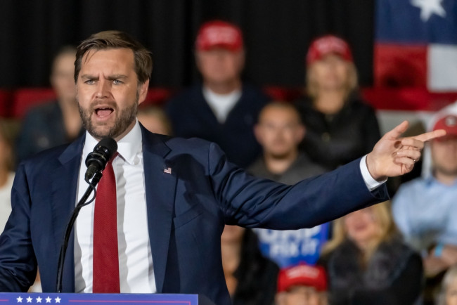 يصر فانس على أن ترامب "لن يسمح بحدوث حرب إيران طويلة الأمد"