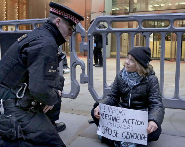أفرج عن غريتا ثونبرغ بكفالة بعد اعتقالها في احتجاج مؤيد لفلسطين في لندن