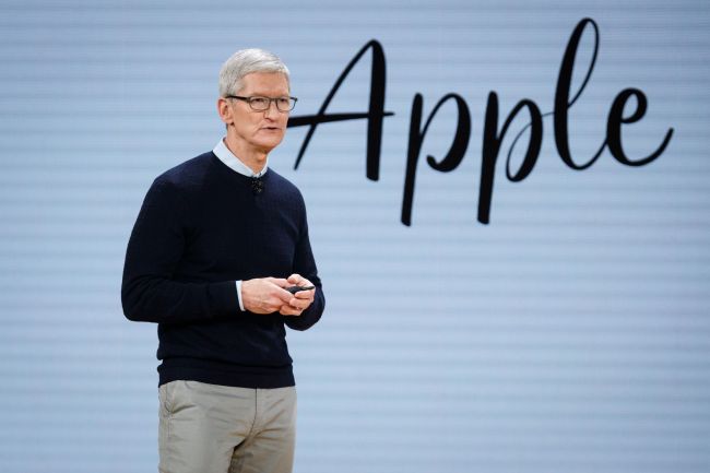 تيم كوك يتنحى عن منصب الرئيس التنفيذيApple بعد 15 عاما في القيادة