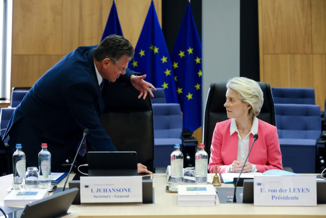 الاتحاد الأوروبي يحذر الولايات المتحدة من رفع الرسوم الجمركية بعد حكم المحكمة العليا: "الاتفاق هو اتفاق"