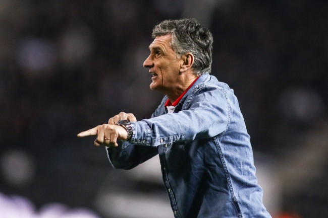 مدرب أولمبياكوس يشكو من الحكم في المباراة ضد برشلونة: "بمجرد أن دخلنا المباراة، أخرجونا"