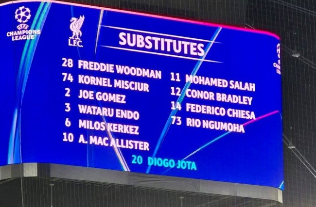 اللفتة الجميلة من آينتراخت فرانكفورت تكريما لديوغو جوتا في زيارة ليفربول