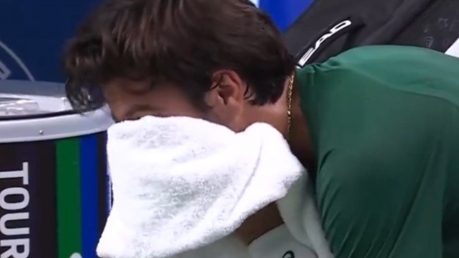 أليخاندرو تابيلو يذهل لورينزو موسيتي في بطولة تشنغدو المفتوحة ، غادر الإيطالي في البكاء بعد أن غاب عن نقطتين في البطولة