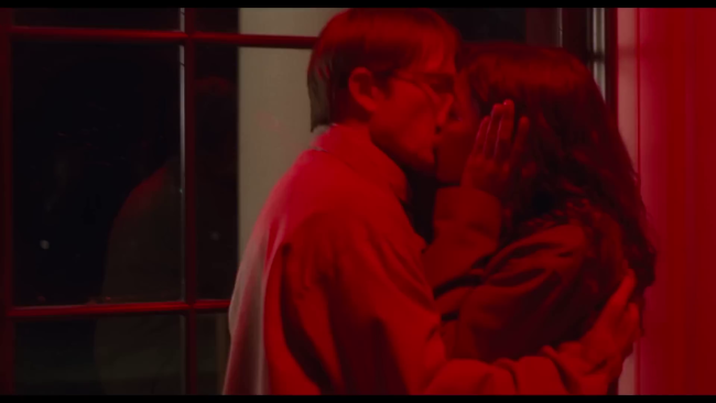 زيندايا وروبرت باتينسون يتزوجان في أول نظرة كاملة في The Drama 