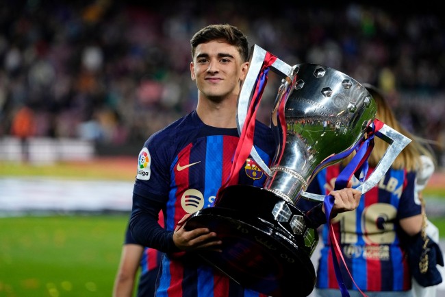 يعاني جافي لاعب برشلونة من إصابة في الركبة وسيغيب عن اللاعب لمدة أربعة أو خمسة أشهر