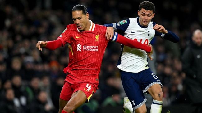 يتصدر ليفربول وأرسنال الدوري الإنجليزي الممتاز ، لكن كلاهما سقط في ذهاب نصف نهائي كأس كاراباو