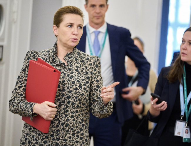 "يمكننا التحدث عن كل شيء، ما عدا سيادتنا،" تقول متي فريدريكسن لترامب