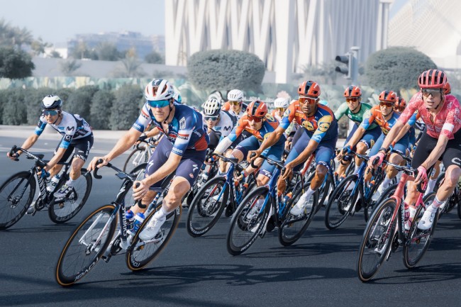 يشكو راكبو الدراجات من أن أبوظبي تفضل تاديج بوغاجار ببناء جبل صناعي