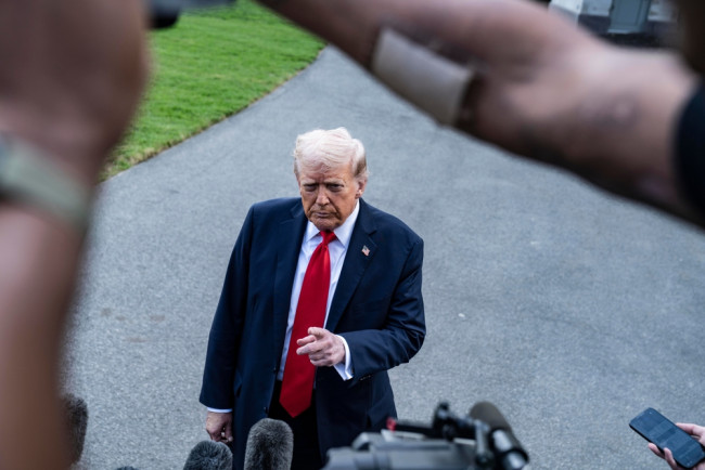 رسوم ترامب العالمية الجديدة بنسبة 10٪ تدخل حيز التنفيذ