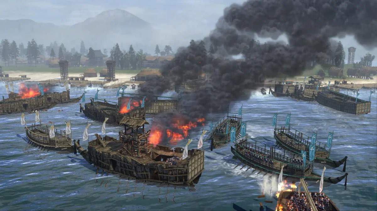 معركة بحرية في لعبة Total War: Shogun 2 تظهر فيها سفن محترقة وجنود في منطقة ساحلية.